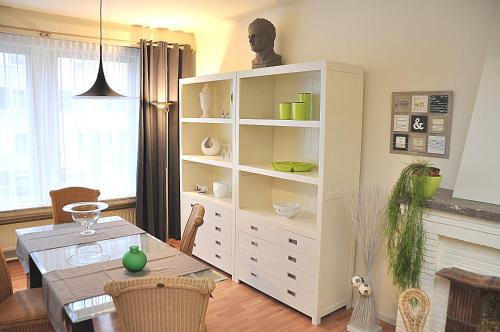 安特衛普的住宿－"2600"，一间配备有桌子和白色橱柜的用餐室