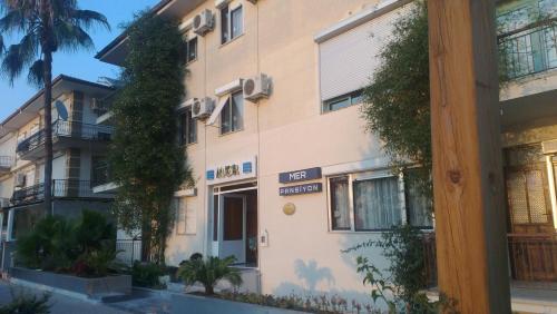 an apartment building in the middle of a street at Mer Pansiyon in Fethiye