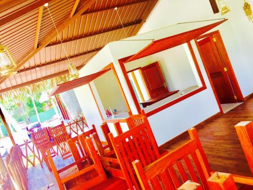 un grupo de sillas y mesas en un restaurante en Airport Resort, en Katunayake