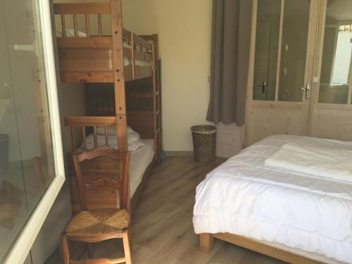サン・マルタン・ド・レにあるclos de la poudriereのベッドルーム1室(二段ベッド1組、二段ベッドのはしご付)