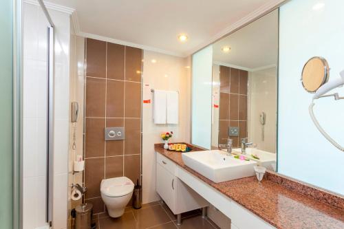 Et badeværelse på Narcia Resort Side - Ultra All Inclusive