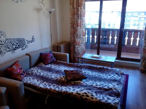 バンスコにあるPrivate Apartment in Apartcomplex Novy Khanのリビングルーム(ソファ、毛布付)