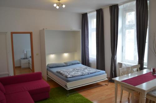 a living room with a bed and a red couch at Ferienwohnung Barfly in Traben-Trarbach