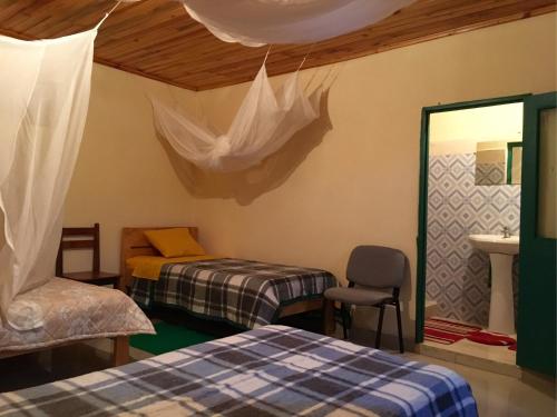 Zimmer mit 2 Betten und einem Spiegel in der Unterkunft Homelidays in Ivato