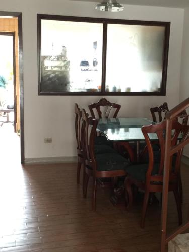 comedor con mesa y sillas de madera en Hotel Don Olivo, en Bogotá