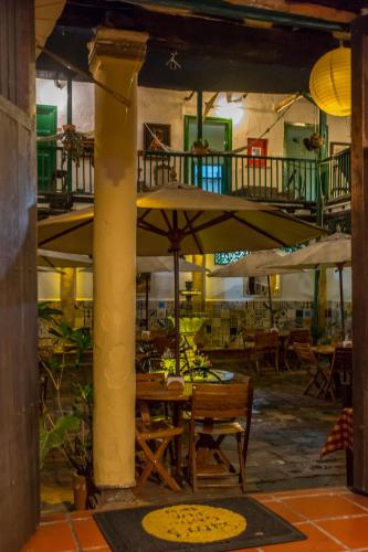 Un restaurante u otro lugar para comer en La Mansion Hostel