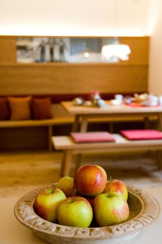 a bowl of green and red apples on a table at Residence Gustav Thoeni in Prato allo Stelvio
