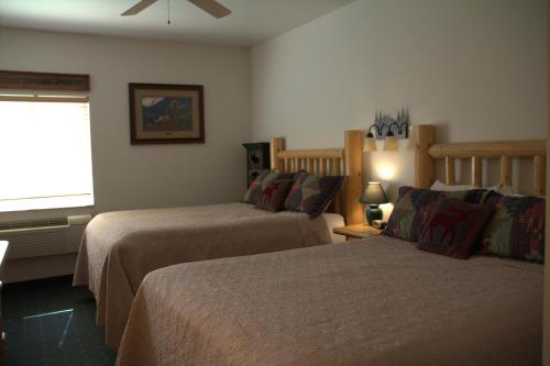 Yellowstone Park Riverfront Cabins – Photos 5