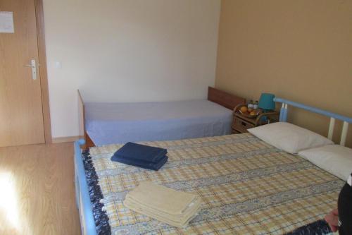 two beds in a small room with two beds sidx sidx sidx at Residencial Marialva Park in Corroios