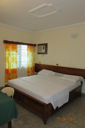 A bed or beds in a room at Hotel Agbeviade