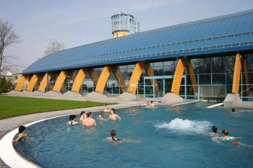 um grupo de pessoas em uma piscina em um edifício em Homestay Olivera em Bohumín
