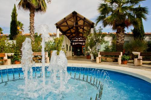 una fontana di fronte alla piscina di Villaggio Turistico Le Mimose a Porto SantʼElpidio