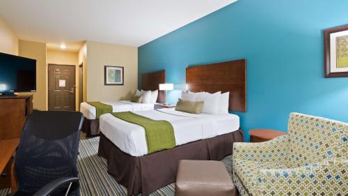 A bed or beds in a room at Best Western Plus Patterson Park Inn