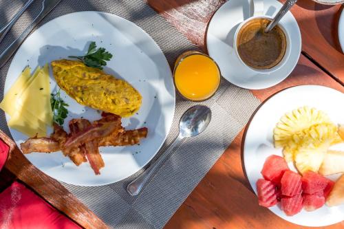 - un plateau de petit-déjeuner avec une tasse de café dans l'établissement Crystal Bay Beach Resort, à Lamai