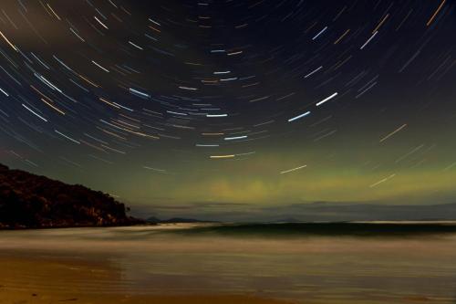 a starry night at the beach with stars in the sky at Eagle Peaks at Freycinet in Coles Bay