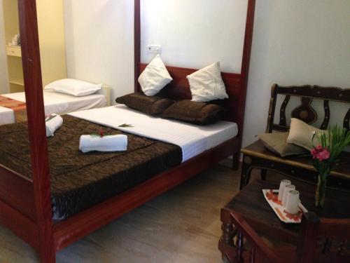 1 Schlafzimmer mit 2 Betten und einem Spiegel in der Unterkunft Meya Beach Walk Hotel in Mahabalipuram