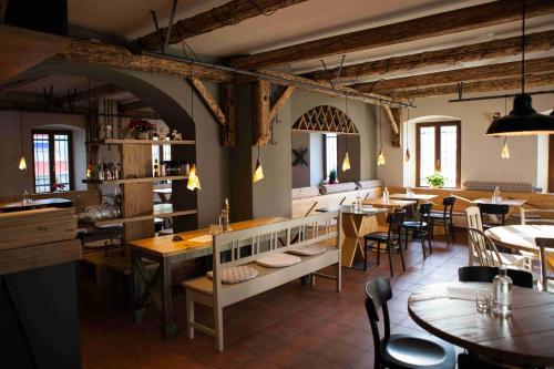 Un restaurante con mesas y sillas en una habitación. en Pension Půlměsíc, en Jablonec nad Nisou