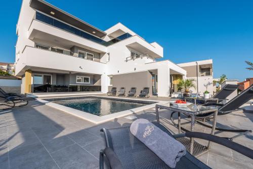 Villa Magnifica Penthouse with Jacuzzi