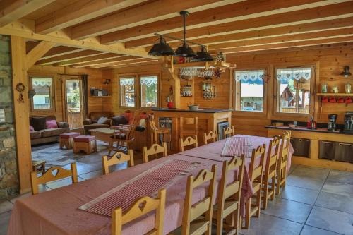 A restaurant or other place to eat at Bed and Breakfast Chalet Manava