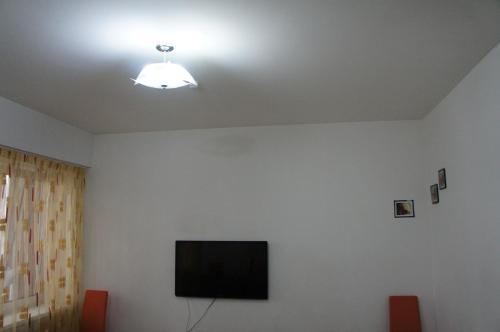 A television and/or entertainment centre at Apartment on Dalnevostochnaya 106