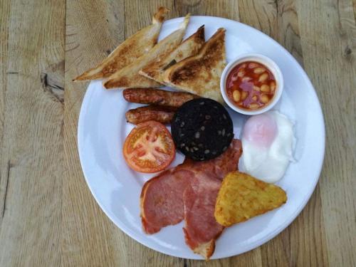 een bord met ontbijtproducten met spekeieren worst en toast bij The Exhibition in York