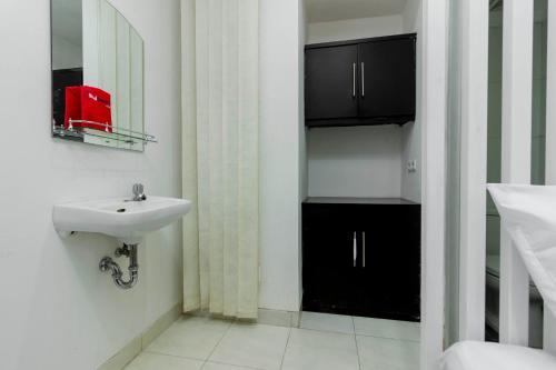 Koupelna v ubytování RedDoorz Plus @ Pasar Baru
