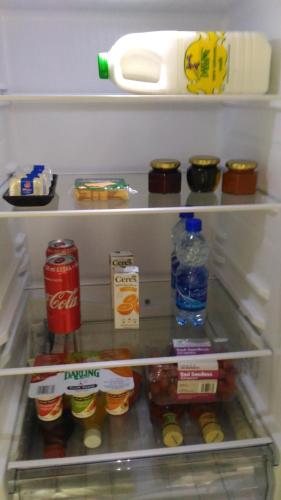 un frigorifero aperto pieno di cibo e bevande di Protea Retreat a Brackenfell