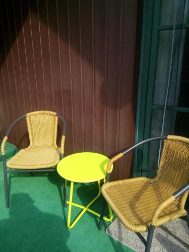 two chairs and a table on a porch at Ruhe geniessen bei Kulbes in Doberschütz