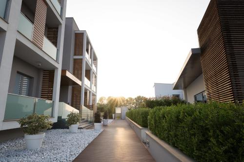 a walkway between two buildings with potted plants at Hotel Al Veliero in Pontevico