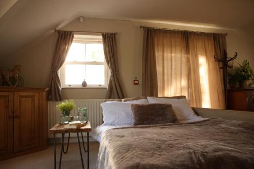 - une chambre avec un grand lit et une fenêtre dans l'établissement Cuilcagh Luxury Apartment, à Enniskillen