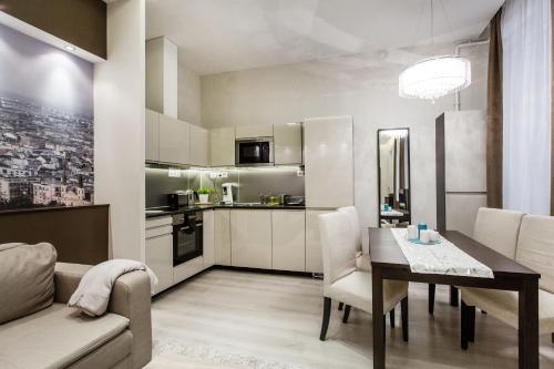 ブダペストにあるK10 Apartmentのキッチン、ダイニングルーム(テーブル、椅子付)