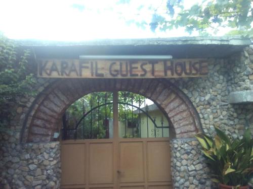 Zugang zu einer Garage mit einer Steinmauer in der Unterkunft Karafil Guesthouse in Gjirokastër