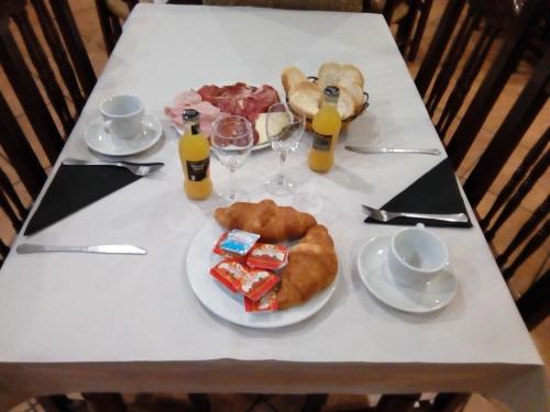una mesa con un plato de comida y bebidas. en Ca L´Ángels, en Prat de Comte