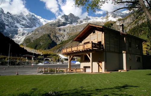 a building with a balcony in front of a mountain at Grand Hotel Royal E Golf in Courmayeur