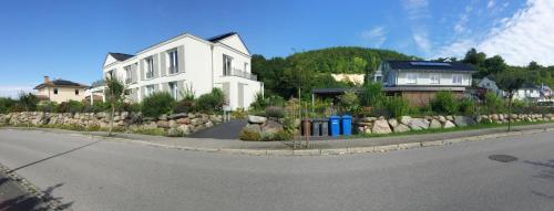 a house on the side of a road at Ferienwohnung *Richi* in Sassnitz