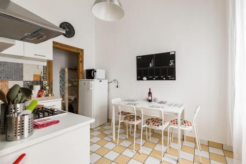 ブダペストにあるKazinczy 10 Apartmentのキッチン(白いテーブル、椅子、冷蔵庫付)