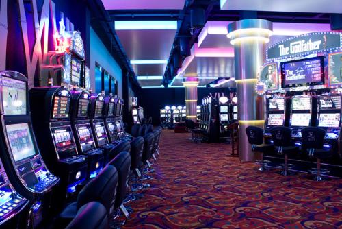 un casino con muchas máquinas tragaperras en Howard Johnson Hotel & Casino, en Formosa