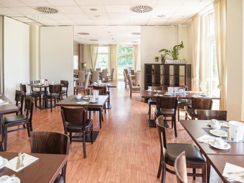 ห้องอาหารหรือที่รับประทานอาหารของ Hotel am Schloß Köpenick by Golden Tulip