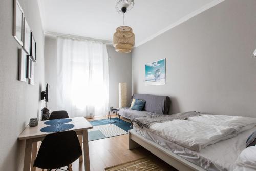 ブダペストにあるRevay 2 Apartmentのベッドルーム1室(ベッド1台、デスク、テーブル付)