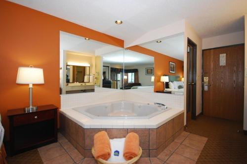 德瓦拉的住宿－特拉華貝蒙特套房酒店，一间大浴室,内设一个大浴缸