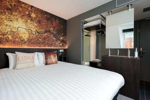 Postel nebo postele na pokoji v ubytování Heeton Concept Hotel – Luma Hammersmith