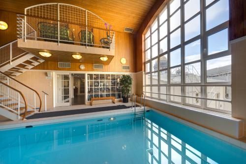 ein großer Pool in einem Gebäude mit Fenstern in der Unterkunft Angleterre Hotel in Sankt Petersburg