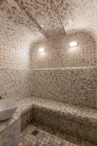  Green Palace Hotel -  Chambre  photo :   Minibar    Shower    Safety deposit box                           