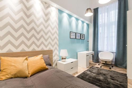 1 dormitorio con cama, escritorio y silla en Bajcsy 50 Apartment, en Budapest