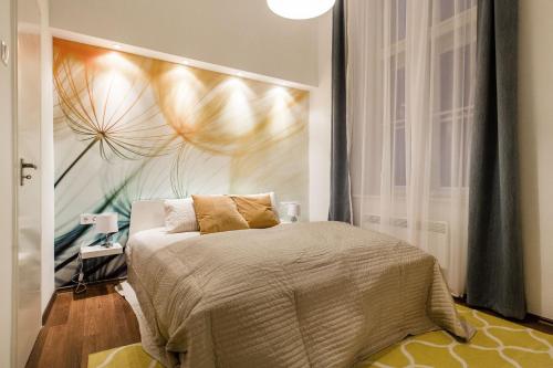 ブダペストにあるBajcsy 50 Apartmentのベッドルーム1室(壁に絵画が描かれたベッド1台付)