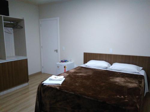 a bedroom with a large bed in a room at Hotel Iomere in Iomerê