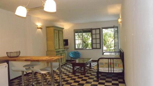 une cuisine avec une table et des chaises dans une pièce dans l'établissement Lou Jas d'Aimé, à Cavaillon