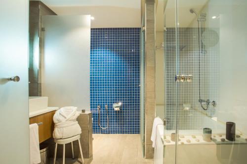 a bathroom with a shower and a toilet and a sink at Hôtel Belvédère Fourati in Tunis