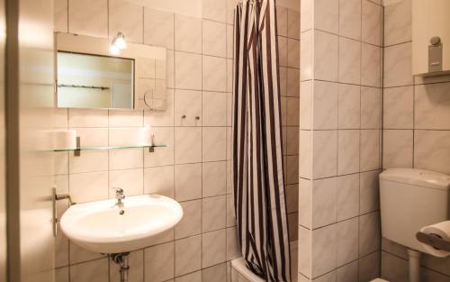 a bathroom with a sink and a shower at Apartments Kolo 77 in Berlin