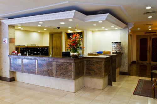 a lobby with a reception counter in a hotel at Le Premier Apartamentos in São Paulo